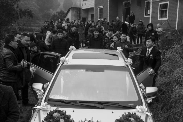 传统婚礼放鞭炮,婚礼迎亲鞭炮习俗