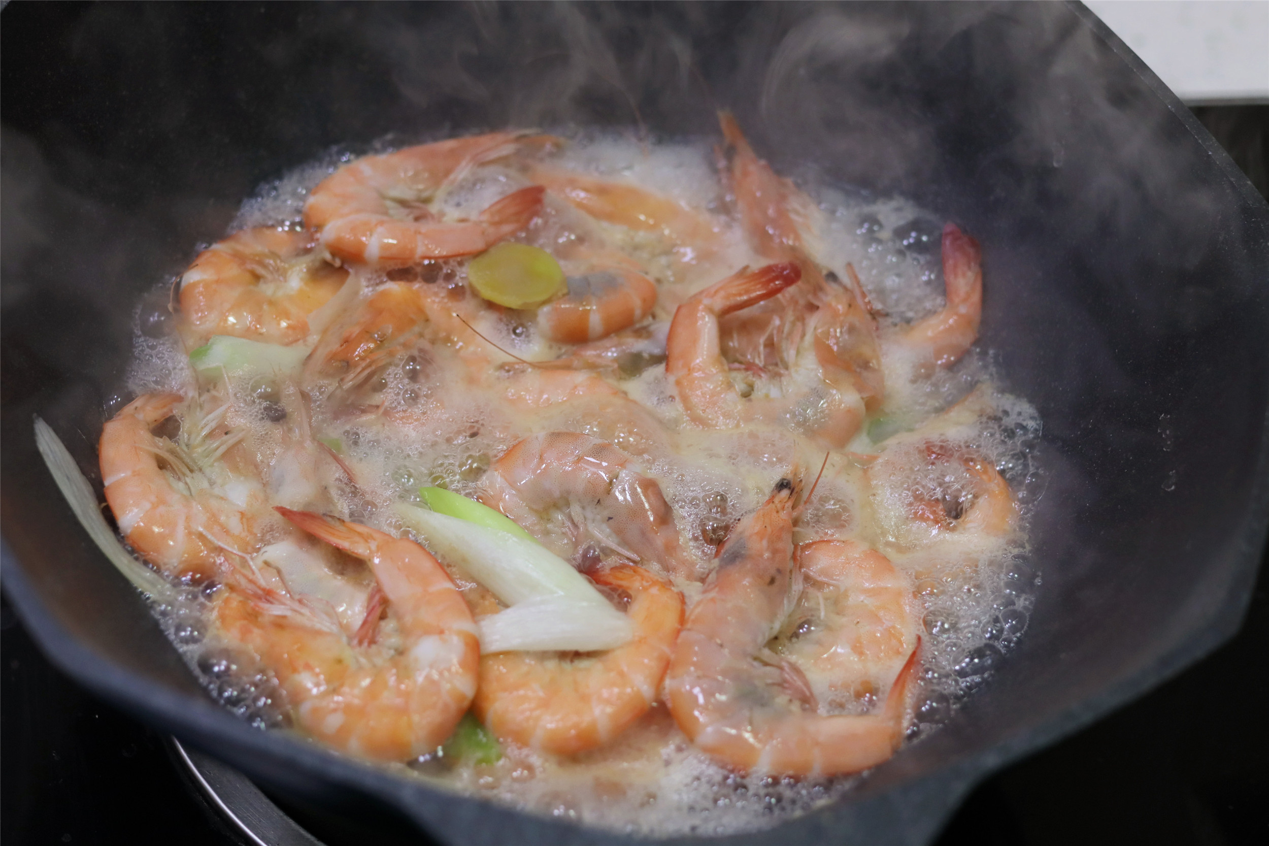 白灼黑虎虾这样做虾肉紧实有弹性,白灼虾这样做虾肉鲜嫩爽口又好吃