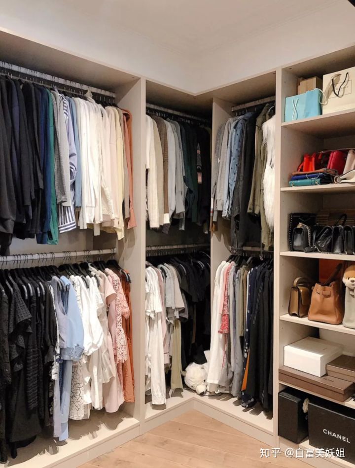 小红书上晒奢侈品的女孩为什么那么多？