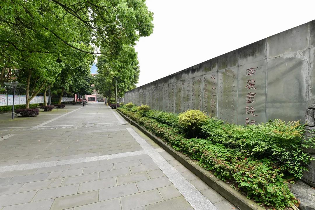 「南山苍翠二外荣光」——八千里路云和月：一座学校的史诗