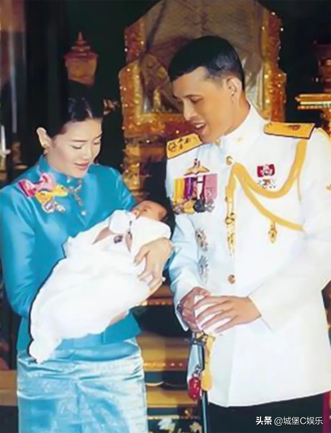 玛哈笑看新生儿，双手紧握吸乳器，西拉米手挎名牌包眼睛笑眯了缝