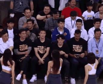 他们拼命化解尴尬的样子，够我笑上一整天