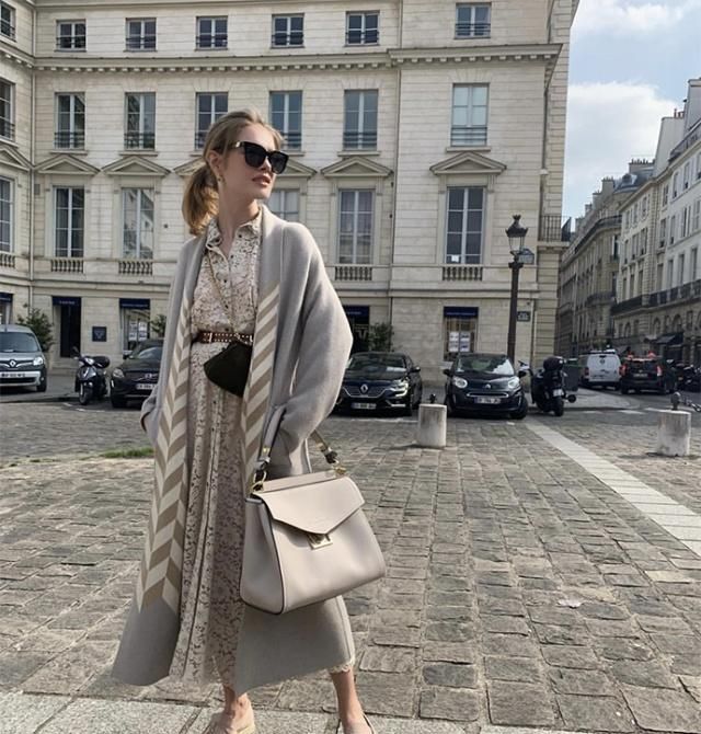 戛纳之后LV太子妃又美了！烫卷发涂红唇穿花裙，高贵感不输王妃