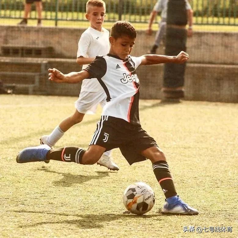 迷你罗踢足球图片,c罗和迷你罗踢球照片高清