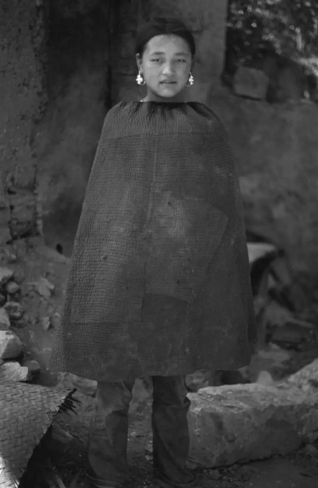 25年前,一个日本人带着天价衣服到中国,给西北人拍了一批硬照