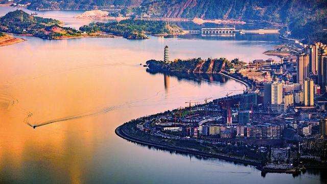 重庆面积第二大县城,重庆这座城市留下来有多难