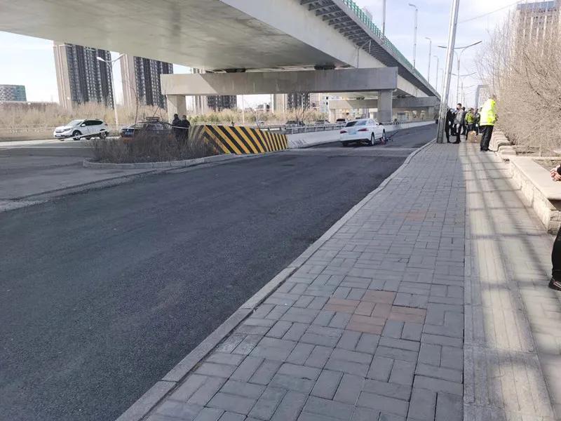 凌晨呼市一路口发生车祸,呼和浩特海东路车祸最新