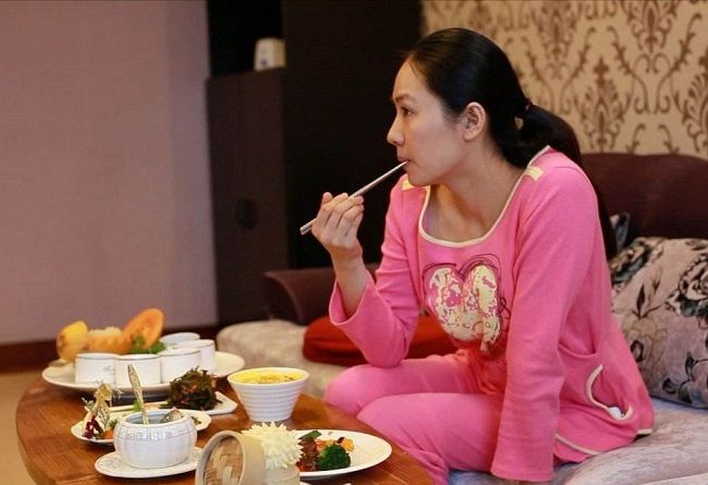 产妇坐月子肚子痛想吐是什么原因,产妇坐月子期间肚子疼是怎么回事