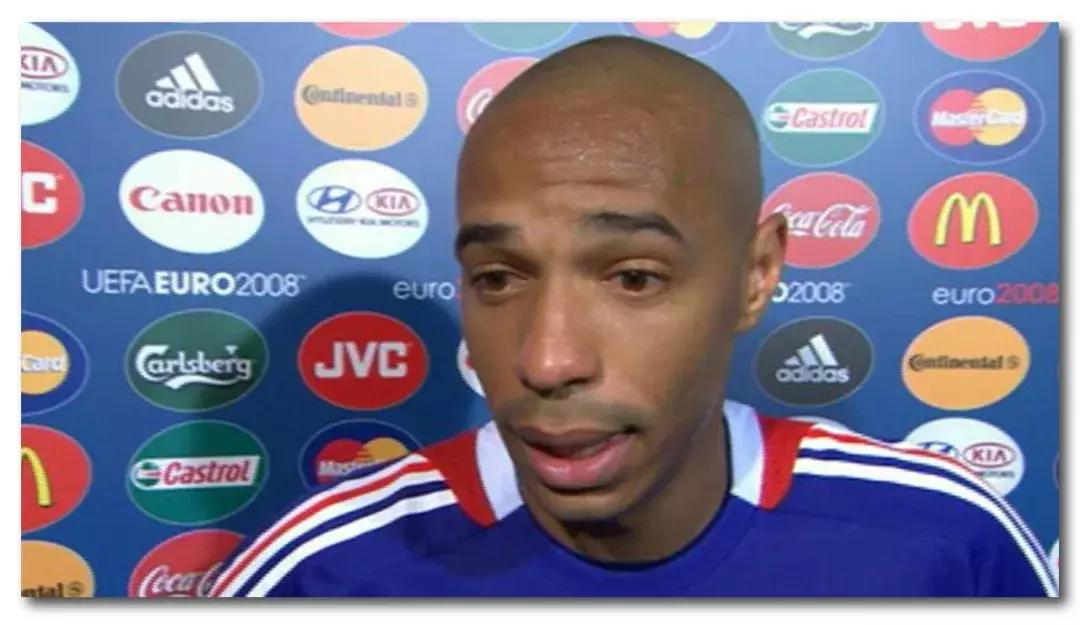 足球场为什么球员要吐口水,足球场上为什么球员乱吐痰