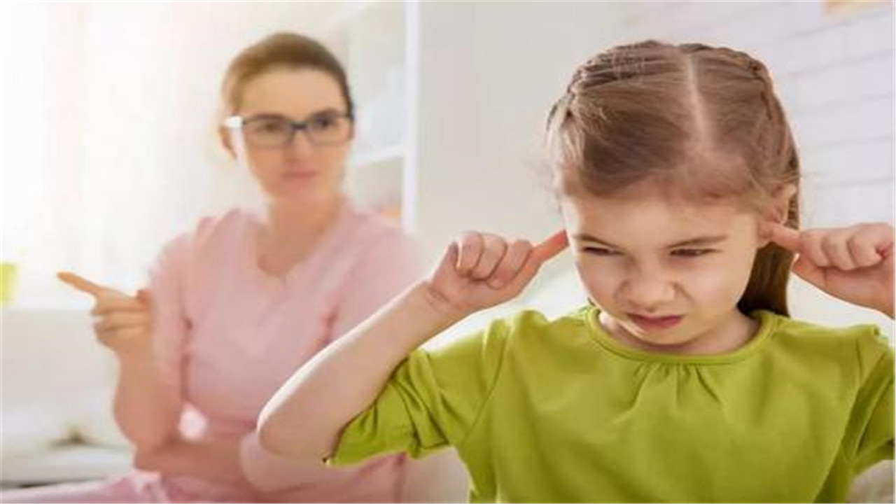 父母凶孩子会造成孩子性格懦弱,父母管教孩子情绪失控