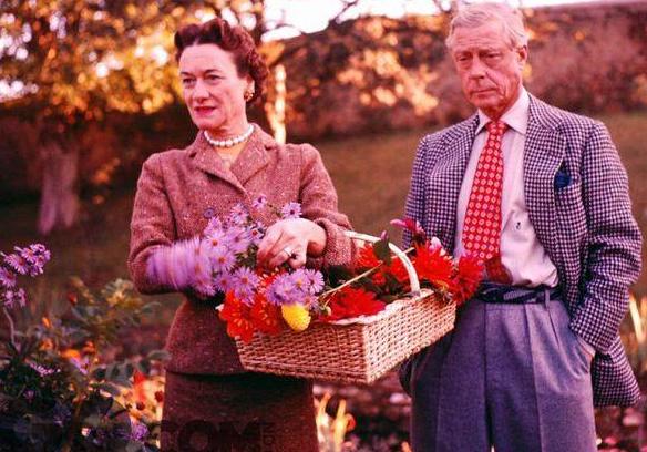 辛普森夫人最后回到王室了么,辛普森两任妻子