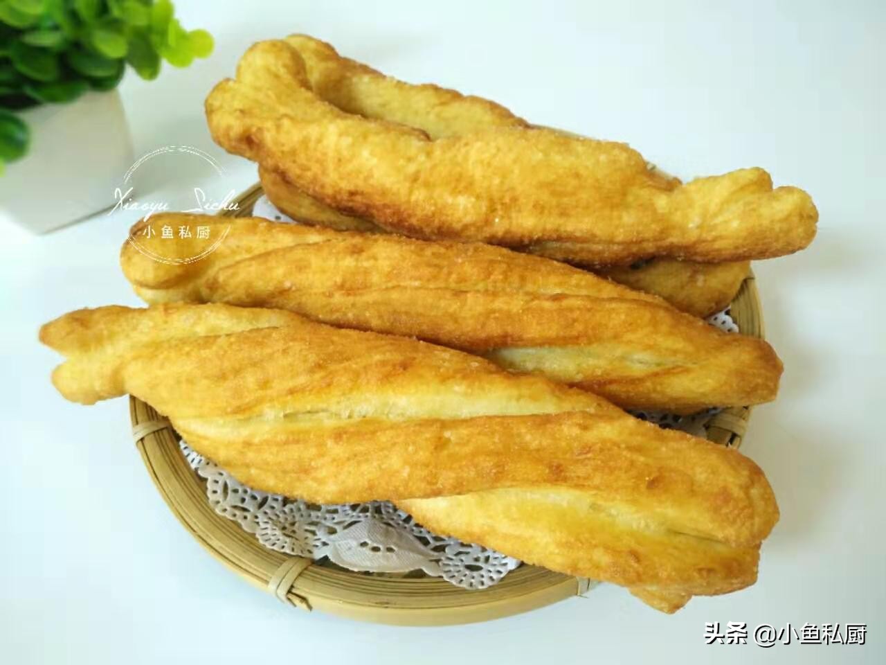 懒人油条做法只用面粉鸡蛋和水,油条的家常做法简单又好吃放鸡蛋