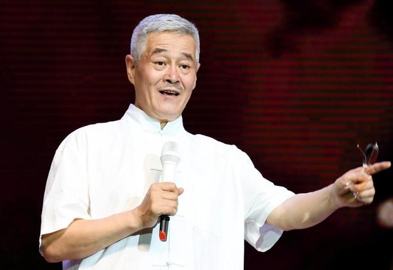 谢广坤冬天在雪地撒欢,谢广坤穿短袖雪地上卖酸菜