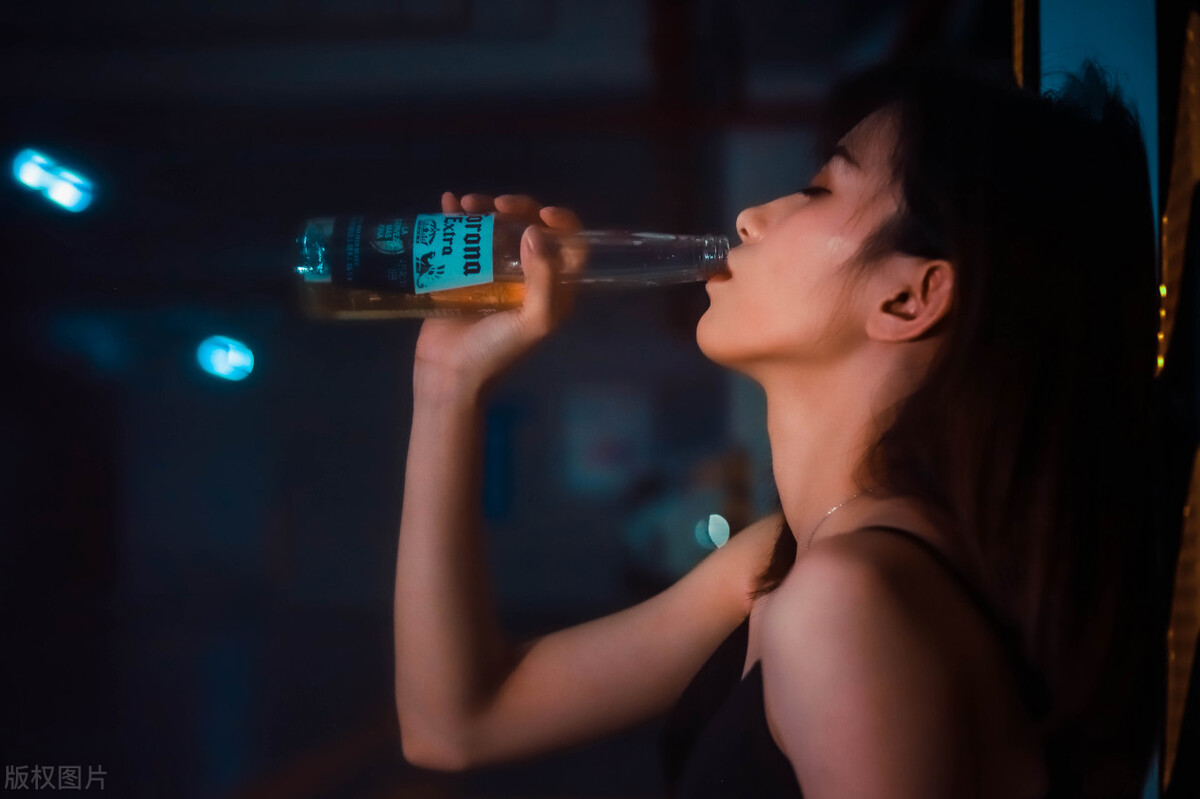 一女生被男生勒令掀起裙子，家长气愤，状告男生，却毁了自己女儿