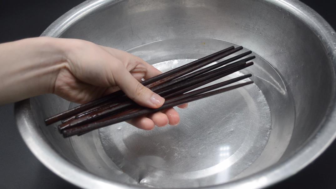 经常用筷子的要留意，现在知道为时不晚，尽早叮嘱家人，太重要了