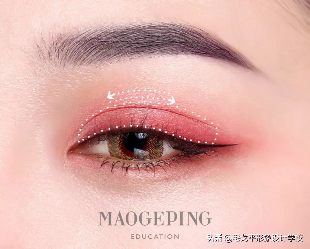 怎么画眼妆才不显脏,想学画眼妆今年最流行的眼妆