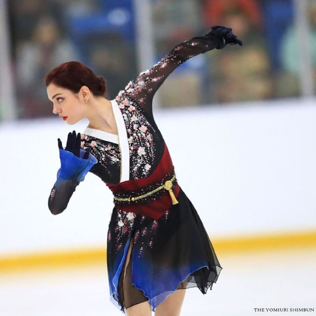 羽生结弦通版限定,羽生结弦本次比赛衣服设计细节