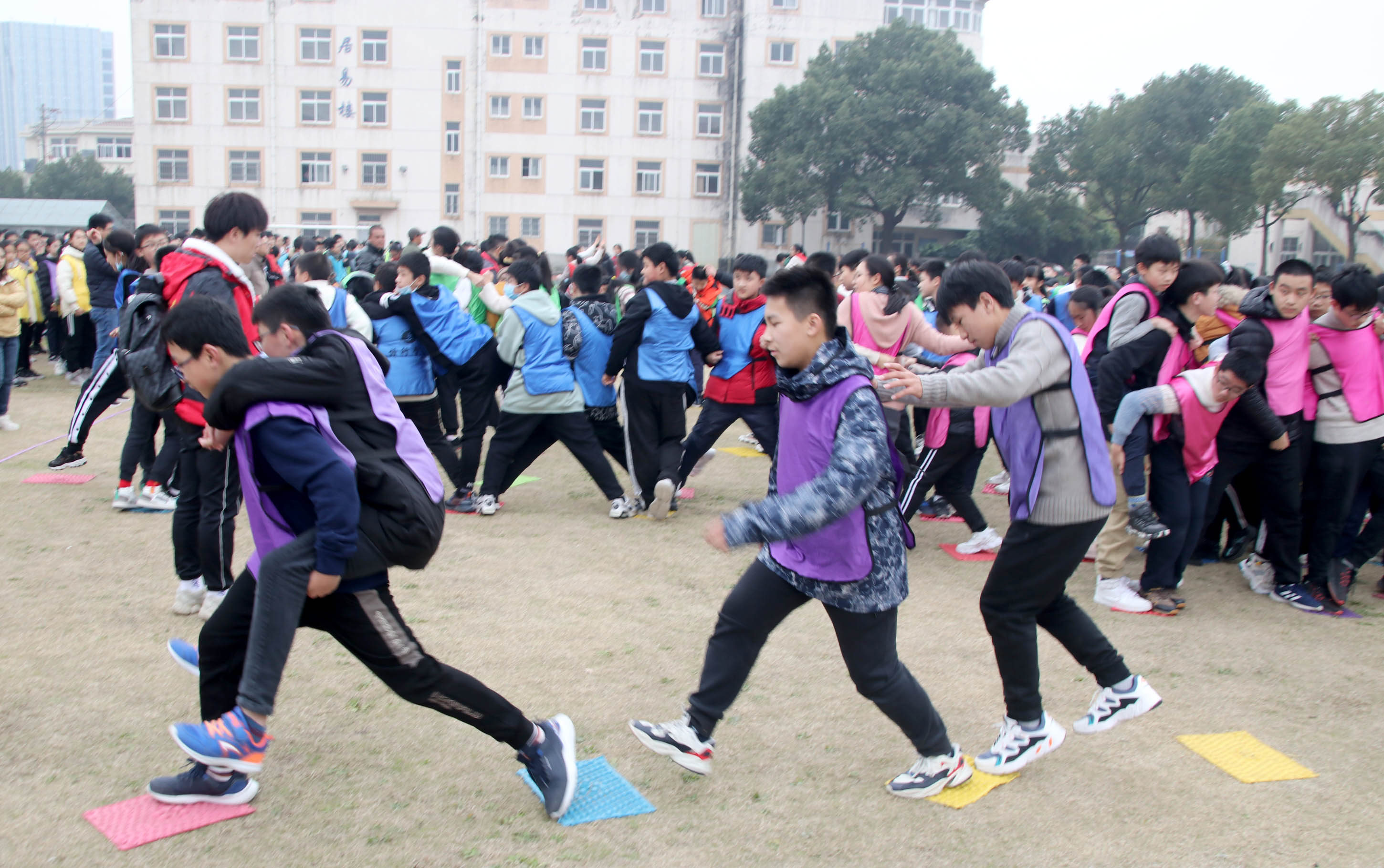 苏州吴中区迎春中学开展“拓展训练进校园素质教育显身手”活动