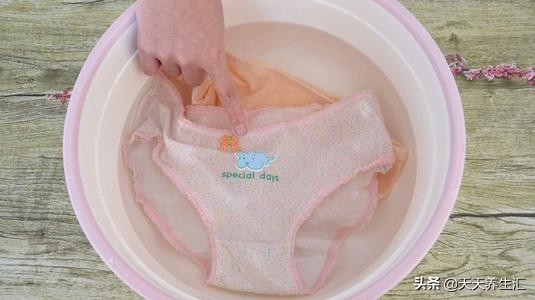 内裤上好多脏东西怎么回事,女性裤子有很大异味怎么回事
