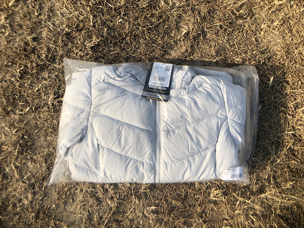 谁说暖冬羽绒服就会失宠？狼爪羽绒服评测，轻薄才是今年主打