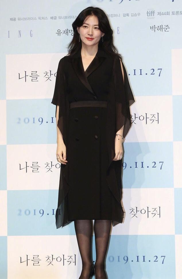 李英爱最新外穿毛衣搭配,李英爱红毯穿搭碎花裙