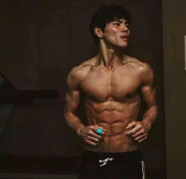向佐一身肌肉怎么锻炼的,向佐健身练腰