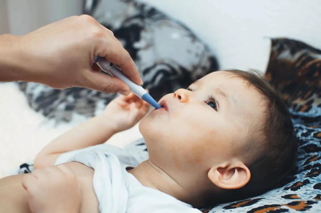 退烧贴到底怎么样,退烧贴怎么处理