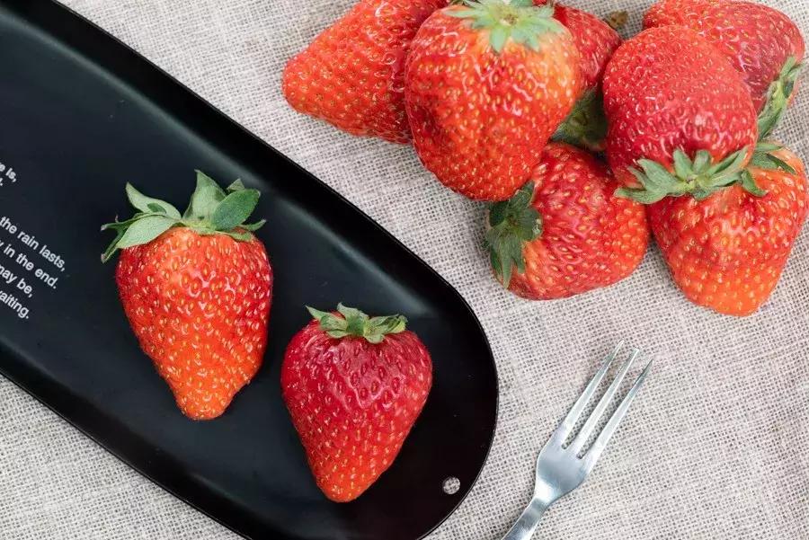 一下子吃了很多草莓,一下子吃了300g草莓