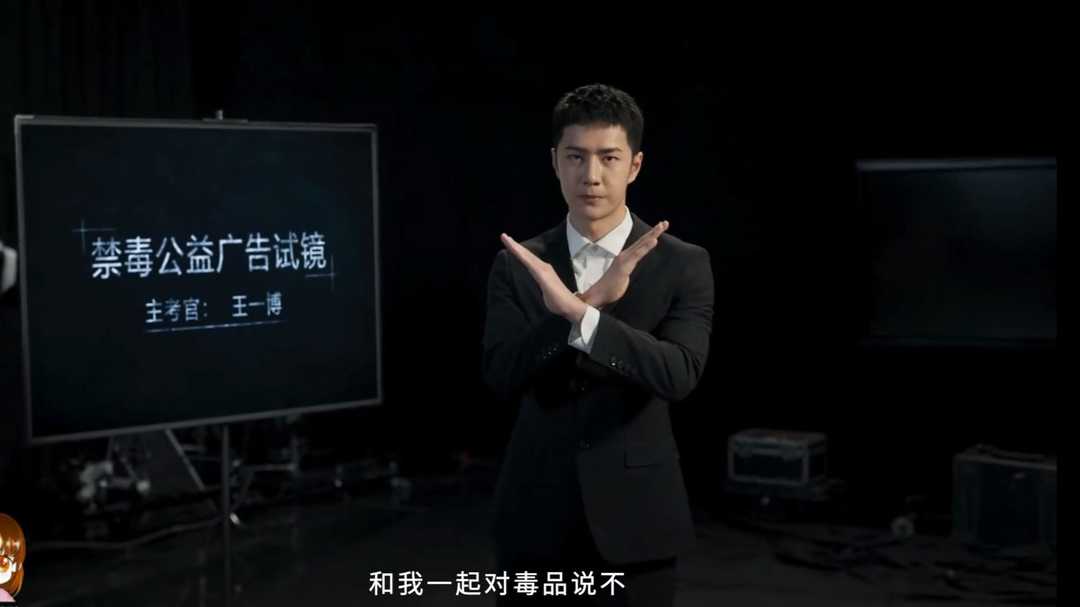 王一博安踏奥运会短袖,王一博奥运宣传片七彩衣服