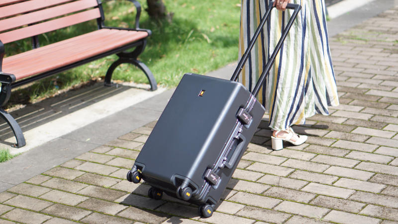 粗铝框设计，TSA密码锁，地平线8号行李箱，出差旅行好伙伴