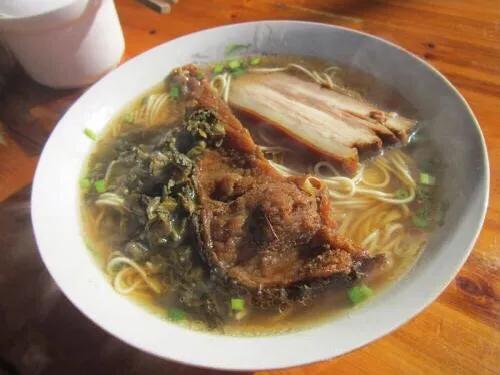 小镇，一碗面年入30万，一块糕年销售额上百万，它胜在何处？