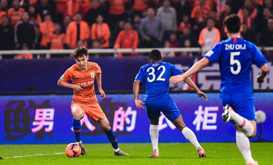 佩莱看跪了!鲁能26岁前锋身前2米无人防守一脚射门踢出界外