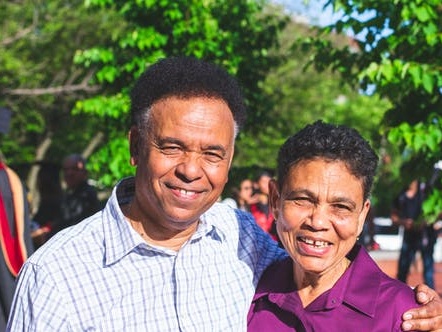 夫妻因为小事吵架闹离婚,夫妻之间两地分居闹矛盾如何解决