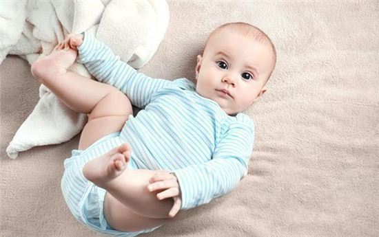 宝宝三翻六坐八爬的表现,0-12个月宝宝三翻六坐
