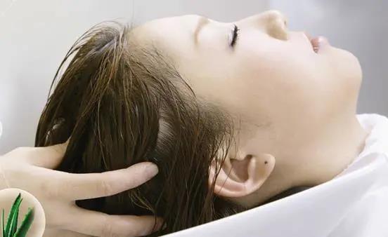 养发真的让头发变柔顺吗,洗头发让头发变得更柔顺的方法