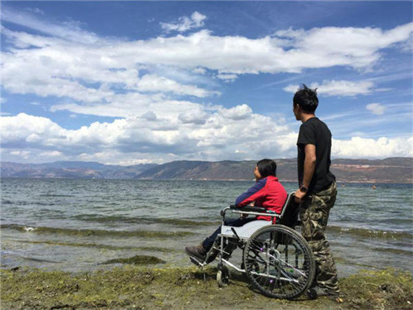 梦想自驾环游中国的轮椅夫妻,男生骑自行车带轮椅女环游中国