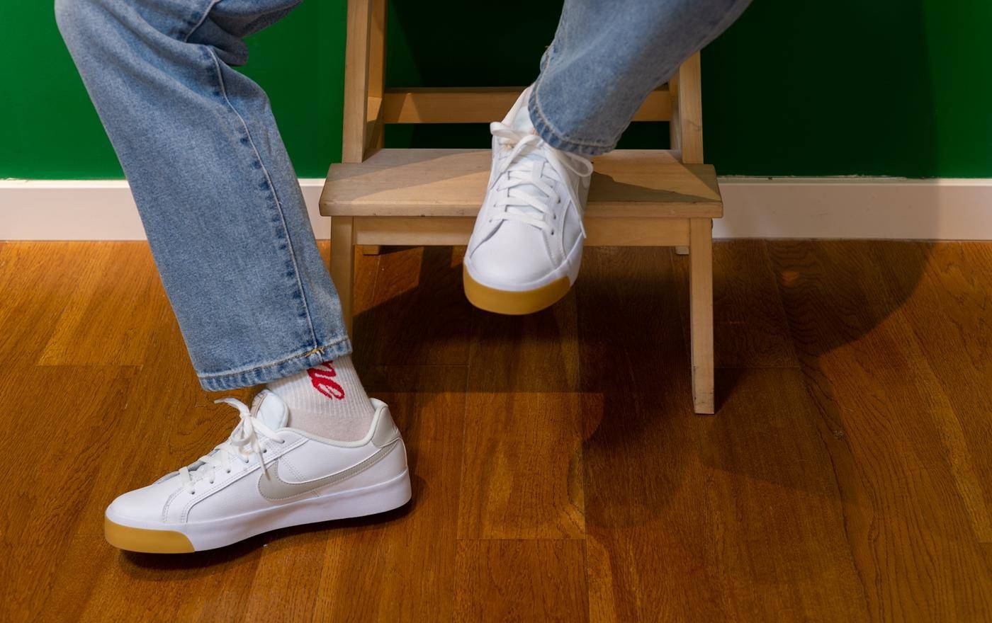 阿迪和耐克小白鞋哪个好,阿迪达斯和小白