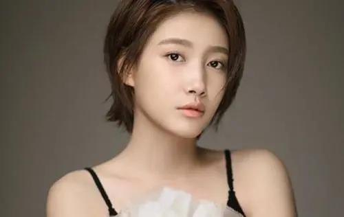 她是《我的前半生》的小厨妹，与窦骁同学，只因名字难记一直不火