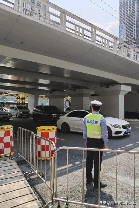 刷爆了！排到5万多号，现场人人人人，交警紧急喊话！深圳文和友今早道歉