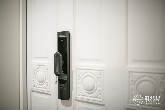 经常忘记自己锁门,智能门锁被锁定怎么解锁