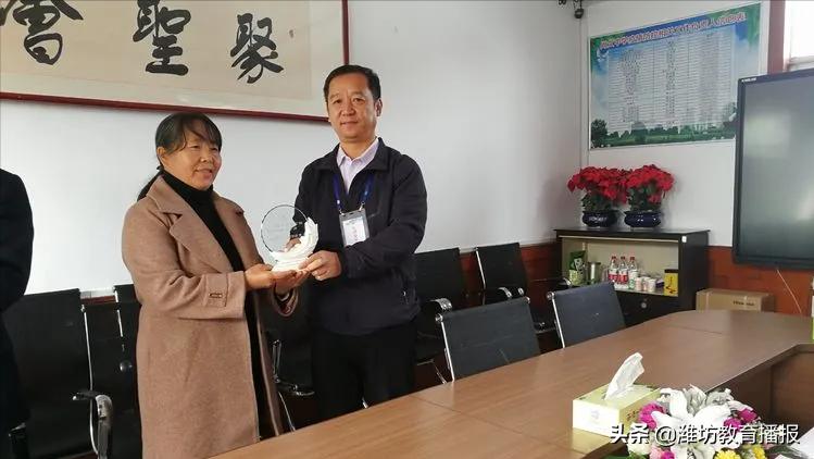 引万道清泉浇灌祖国花朵,引万道清泉