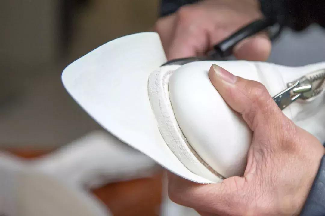 杭州有个达人，19年来拯救10万件潮包！