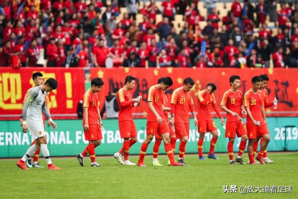 记者采访球迷骂国足退钱搞笑视频,各界热议国足不理解但大受震撼
