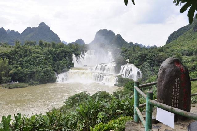 鹅泉为亚洲第一大跨国瀑布,全亚洲第一大跨国瀑布