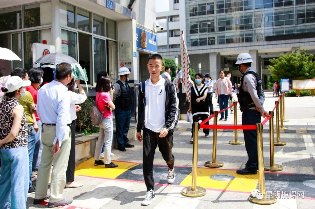 中考送考是给孩子信心还是压力,中考是学校送考还是家长送好