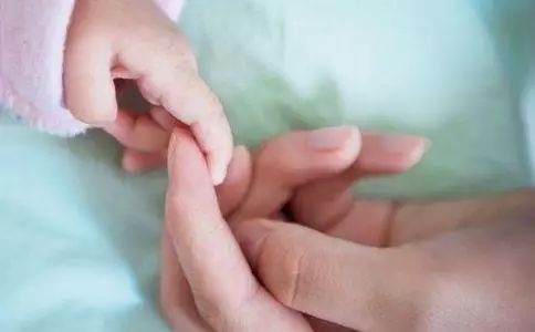 手上出现白点是什么原因造成的,宝宝手上的小白点