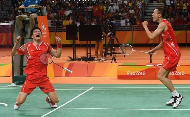 介绍李宁羽毛球拍的视频,李宁中端羽毛球拍合集