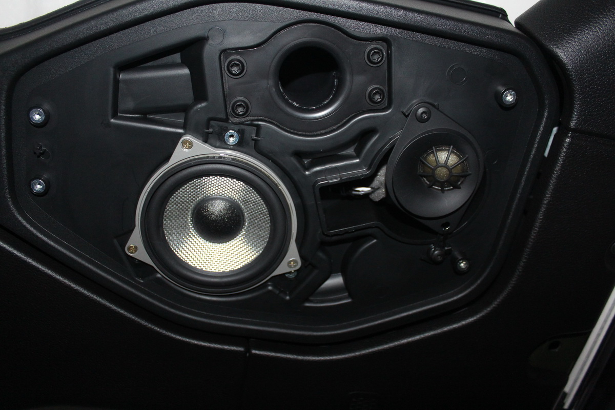 前后两分频8个喇叭,牧马人汽车音响升级方案