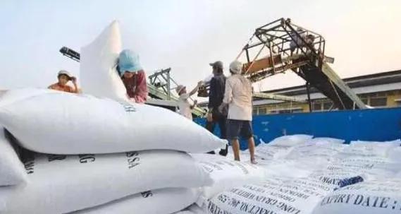 搬起石头砸自己的脚？越南暂停向中国出口大米，自己却损失惨重