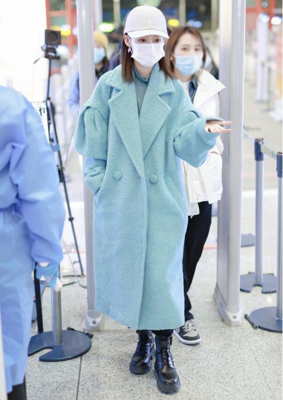 李沁穿湖蓝色大衣清新又高级！搭配同色系打底衫，气质满满好美丽